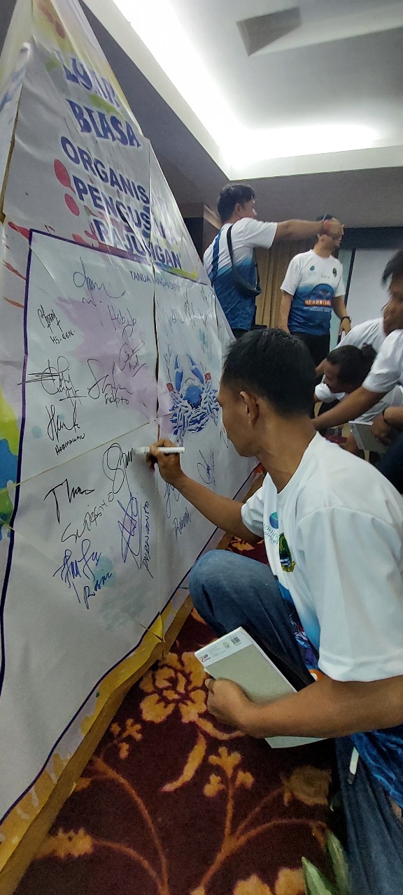 Kegiatan membuat piramid sebagai bentuk kolaborasi pada Pelatihan Organisasi Pengusaha Rajungan Lokal